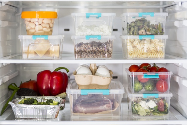 Jak prawidłowo poukładać produkty w lodówce? To ma znaczenie!