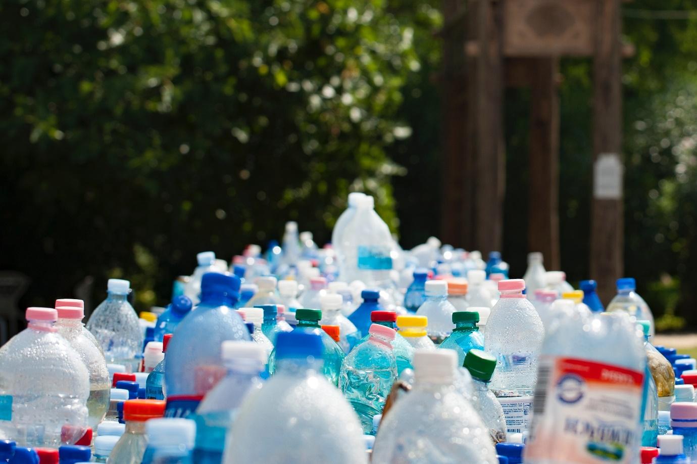 Czy recykling rozwiązuje problem plastikowych śmieci?