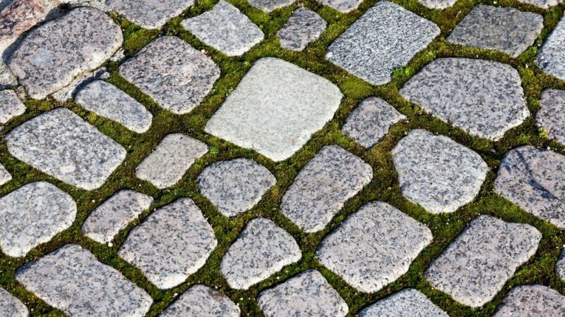 Jak samodzielnie ułożyć kostkę brukową: krok po kroku